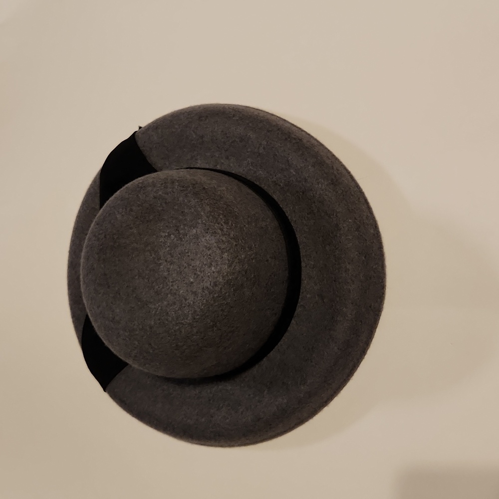 Adora gray hat with black bow